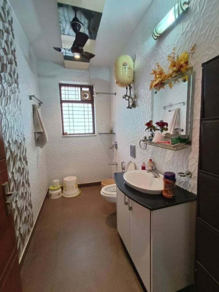 Bathroom, sector 31 2.5 Bedroom 315 Sq.Yd. Builder Floor In Sector 31 Gurgaon 10674927