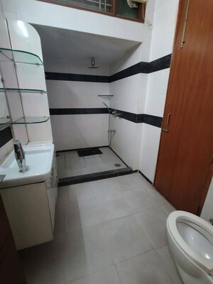 Bathroom in 2.5 BHK Builder Floor at Sector 31 – for Rent