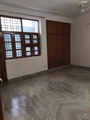 Room in 3 BHK Independent House at Sector 52 – for Rent