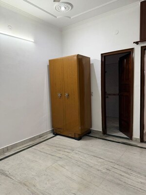 Room in 2.5 BHK Builder Floor at Sector 46 – for Rent