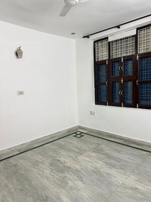Room in 2.5 BHK Builder Floor at Sector 46 – for Rent
