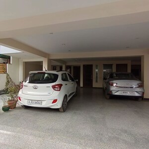 Parking in 3.5 BHK Builder Floor at Sector 52 – for Sale