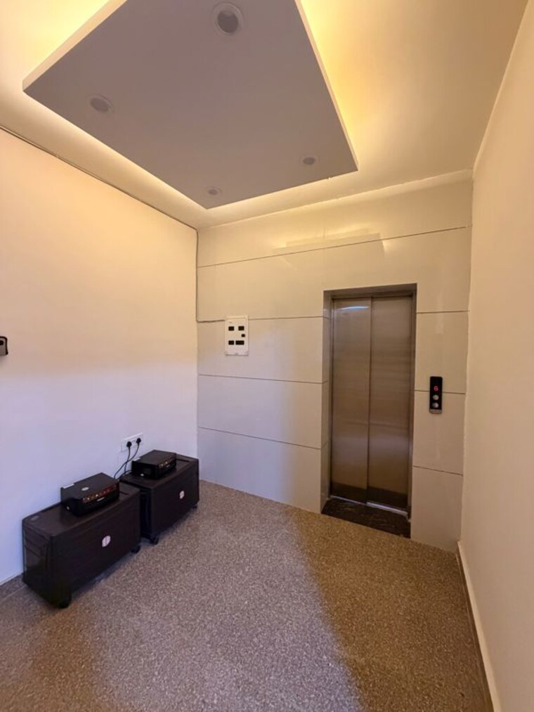 Room, dlf-silver-oaks 3.5 Bedroom 2015 Sq.Ft. Apartment In Sector 26 Gurgaon 10674934