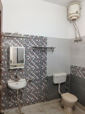 Bathroom in 3.5 BHK Apartment at DLF Silver Oaks, Sector 26 – for Rent