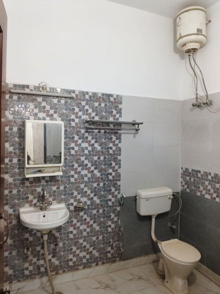 Bathroom, dlf-silver-oaks 3.5 Bedroom 2015 Sq.Ft. Apartment In Sector 26 Gurgaon 10674934