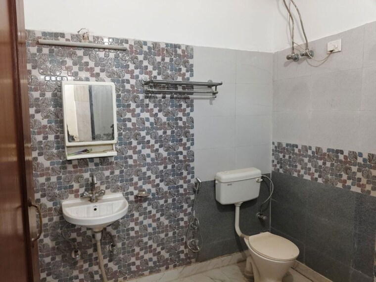 Bathroom, dlf-silver-oaks 3.5 Bedroom 2015 Sq.Ft. Apartment In Sector 26 Gurgaon 10674934