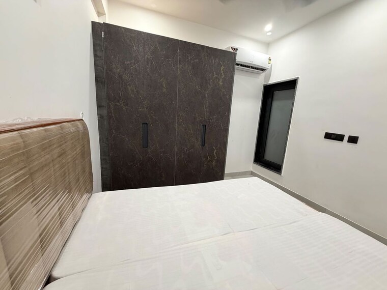 Room, dlf-silver-oaks 3.5 Bedroom 2015 Sq.Ft. Apartment In Sector 26 Gurgaon 10674934