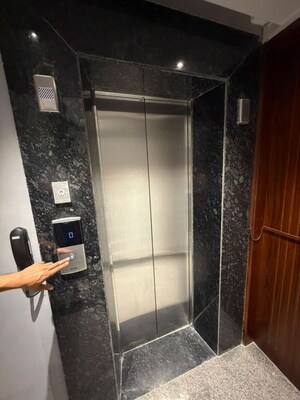 Furnished Amenities in 3.5 BHK Apartment at DLF Silver Oaks, Sector 26 – for Rent