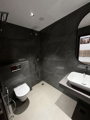 Team Area in 3.5 BHK Apartment at DLF Silver Oaks, Sector 26 – for Rent