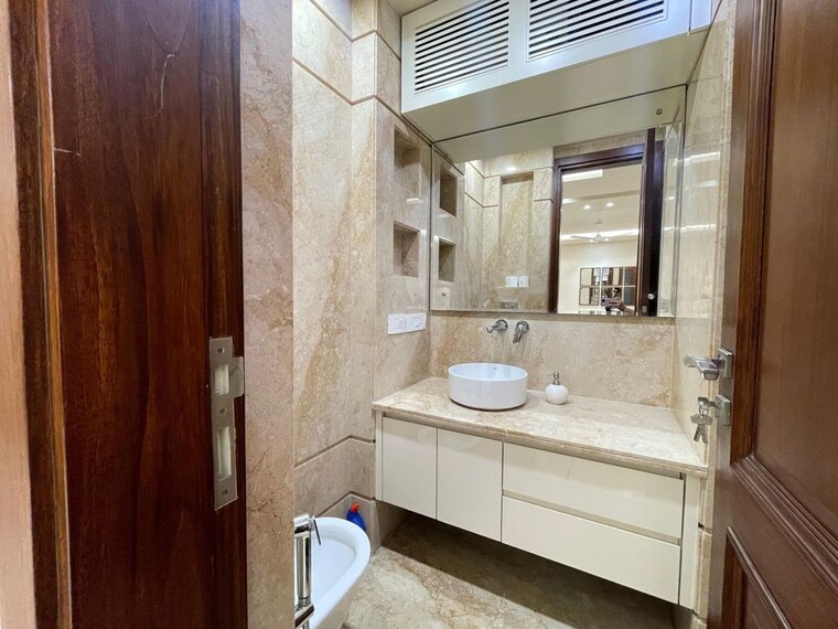 Attached Bathroom, defence colony 3 Bedroom 2100 Sq.Ft. Builder Floor In Defence Colony Delhi 10672886