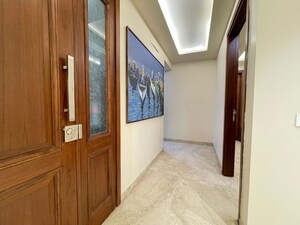 Room in 3 BHK Builder Floor at Defence Colony – for Rent