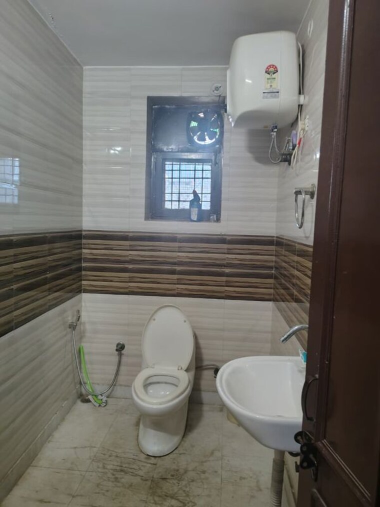 Bathroom, sector 22 2 Bedroom 1000 Sq.Ft. Builder Floor In Sector 22 Gurgaon 10674953