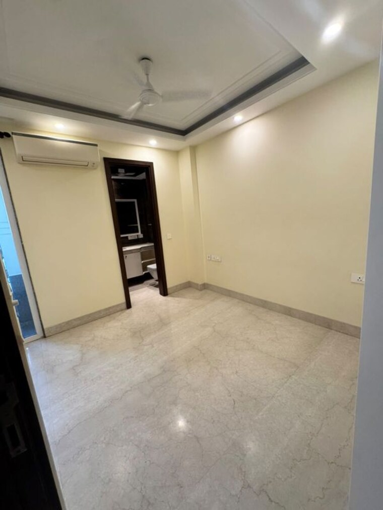 Room, hemkunt colony 3 Bedroom 180 Sq.Yd. Builder Floor In Hemkunt Colony Delhi 10674973