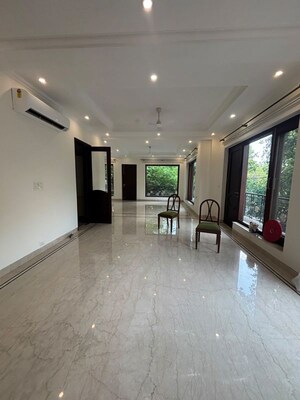 Room in 5 BHK Builder Floor at Greater Kailash – for Rent