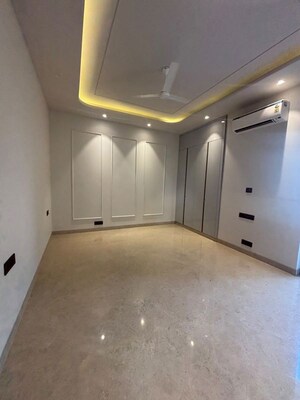 Room in 3 BHK Builder Floor at Panchsheel Enclave – for Rent