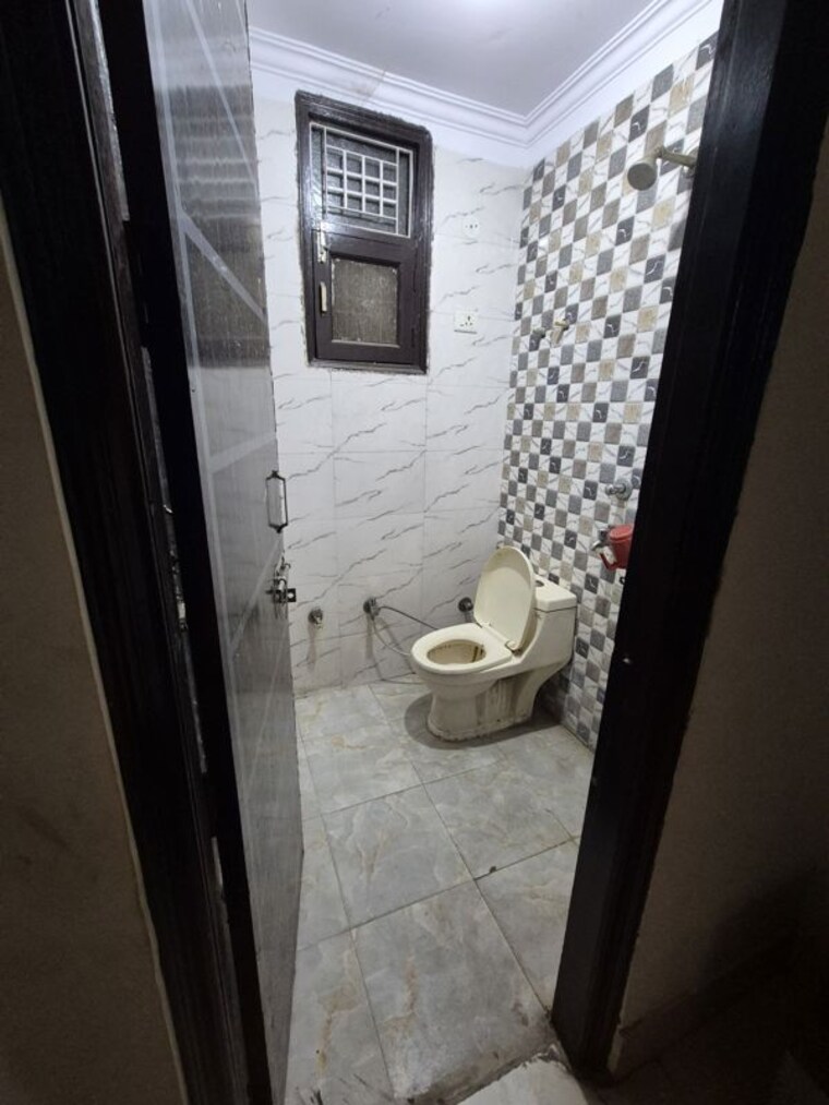 Bathroom, maan-heights 3 Bedroom 1100 Sq.Ft. Builder Floor In Gaur City 1 Greater Noida 10674993