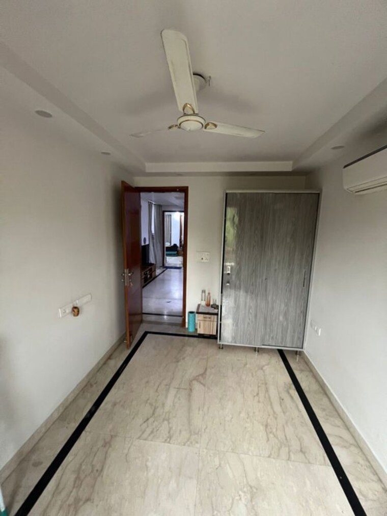 Room, nehru enclave 3 Bedroom 200 Sq.Yd. Builder Floor In Nehru Enclave Delhi 10675009
