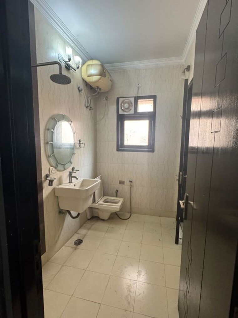 Bathroom, greater kailash 4 Bedroom 311 Sq.Yd. Builder Floor In Greater Kailash Delhi 10675020