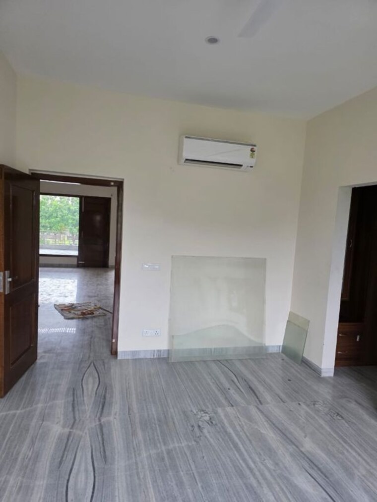 Room, dlf-central-square 3 Bedroom 350 Sq.Yd. Independent House In North Mullanpur Chandigarh 10675059