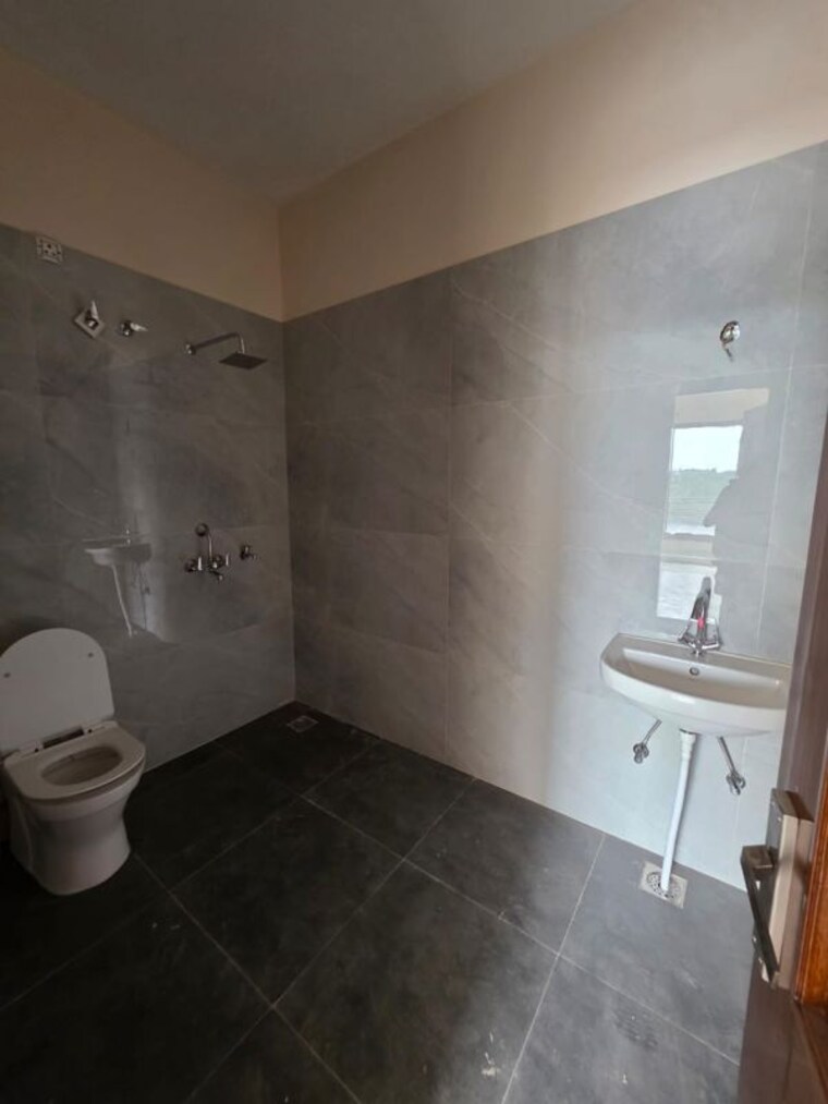 Bathroom, dlf-central-square 3 Bedroom 350 Sq.Yd. Independent House In North Mullanpur Chandigarh 10675059