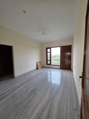 Room in 3 BHK Independent House at DLF Central Square, North Mullanpur – for Rent