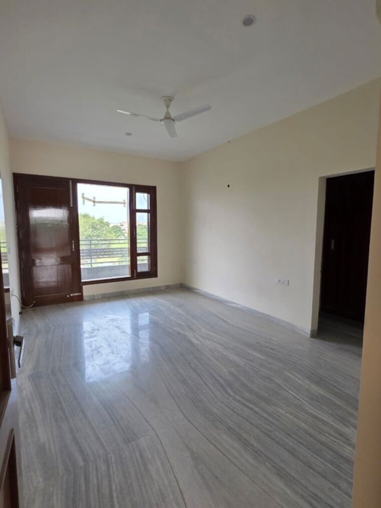 Room, dlf-central-square 3 Bedroom 350 Sq.Yd. Independent House In North Mullanpur Chandigarh 10675059