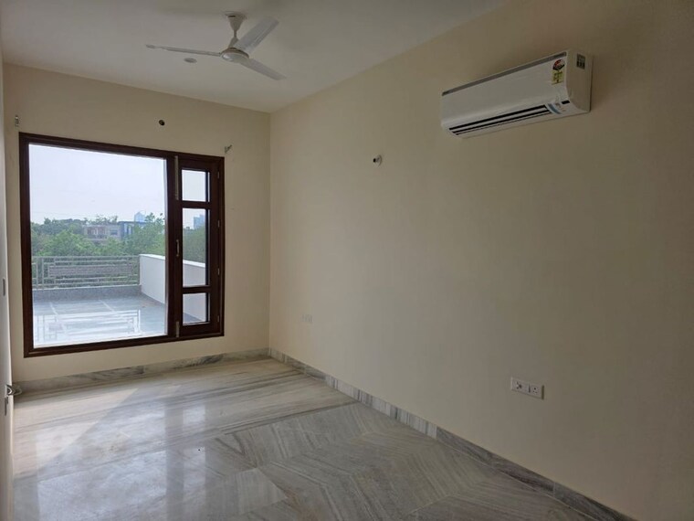 Room, dlf-central-square 3 Bedroom 350 Sq.Yd. Independent House In North Mullanpur Chandigarh 10675059