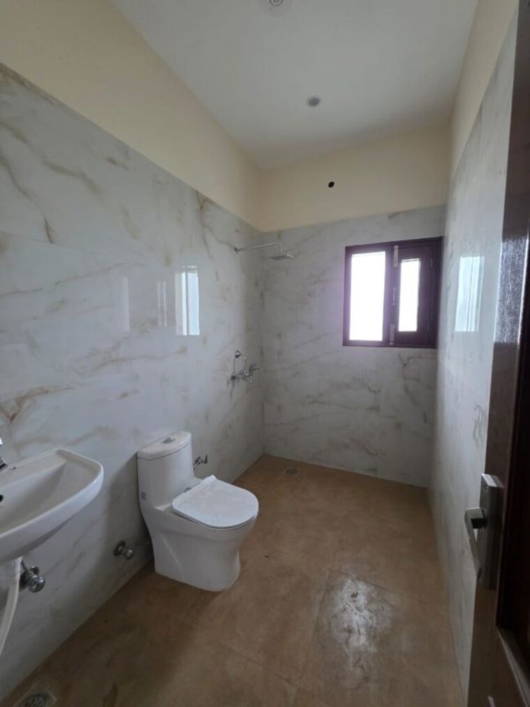 Bathroom, dlf-central-square 3 Bedroom 350 Sq.Yd. Independent House In North Mullanpur Chandigarh 10675059