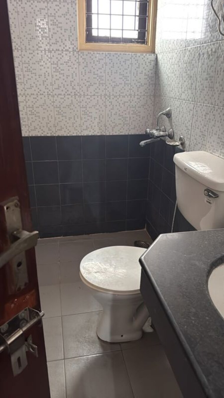 Bathroom, palam-vihar-residents-association 4 Bedroom 1800 Sq.Ft. Builder Floor In Palam Vihar Gurgaon 10675239