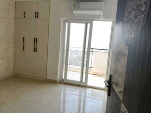 Room in 3 BHK Builder Floor at Sector 21 – for Rent