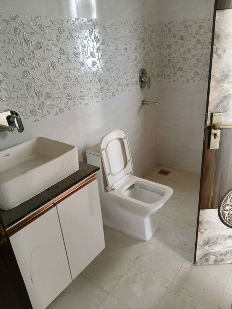 Bathroom, sector 21 3 Bedroom 1550 Sq.Ft. Builder Floor In Sector 21 Gurgaon 10675257