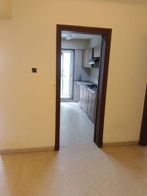 Room in 4 BHK Apartment at Gym View, Khar West – for Rent