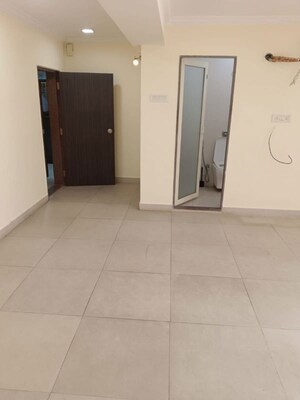 Room in 4 BHK Apartment at Gym View, Khar West – for Rent