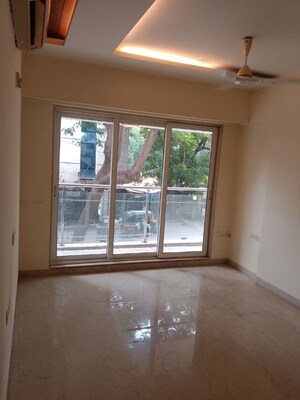 Room in 4 BHK Apartment at Gym View, Khar West – for Rent