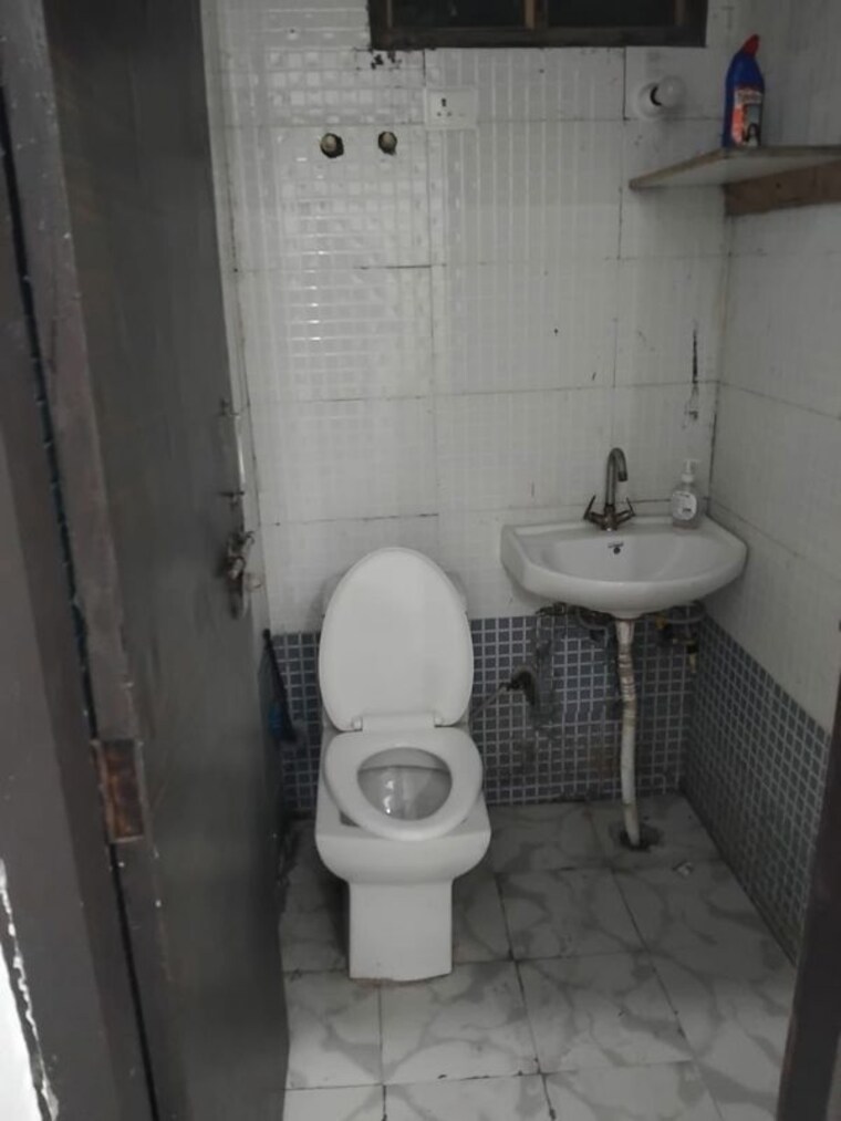 Bathroom, rwa-apartments-sector-72 2 Bedroom 900 Sq.Ft. Builder Floor In Sector 72 Noida 10675279