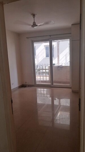 Room in 3.5 BHK Apartment at Emaar Emerald Floors Premier, Sector 65 – for Rent