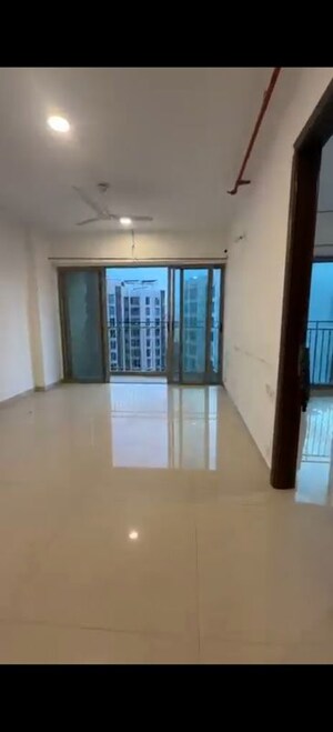 Room in 3 BHK Apartment at Kalpataru The Sunrise, Kolshet Road – for Sale