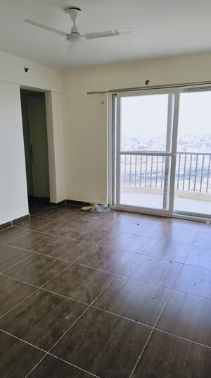 Room in 3.5 BHK Apartment at Sector 107 – for Rent