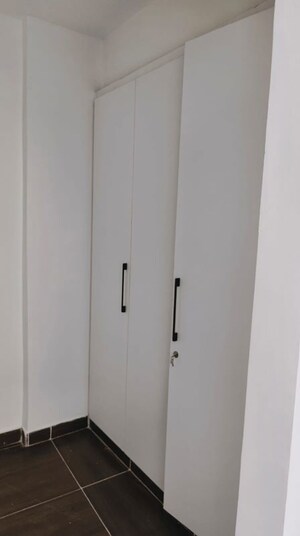 Room in 3.5 BHK Apartment at Sector 107 – for Rent