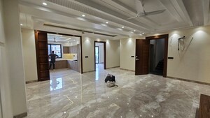 Parking in 3 BHK Builder Floor at BPTP Parkland Pride, Sector 77 – for Sale