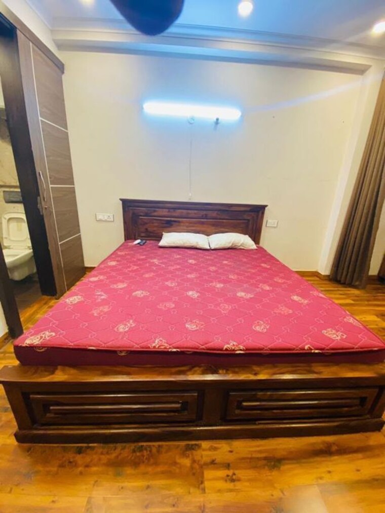 Bedroom, sushant lok i 3 Bedroom 300 Sq.Yd. Builder Floor In Sushant Lok I Gurgaon 10675496