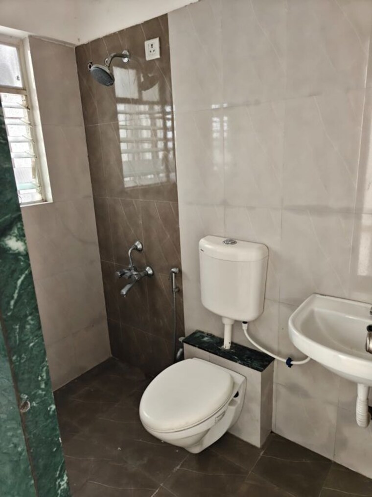Bathroom, mundhwa road 2 Bedroom 900 Sq.Ft. Apartment In Mundhwa Road Pune 10675506