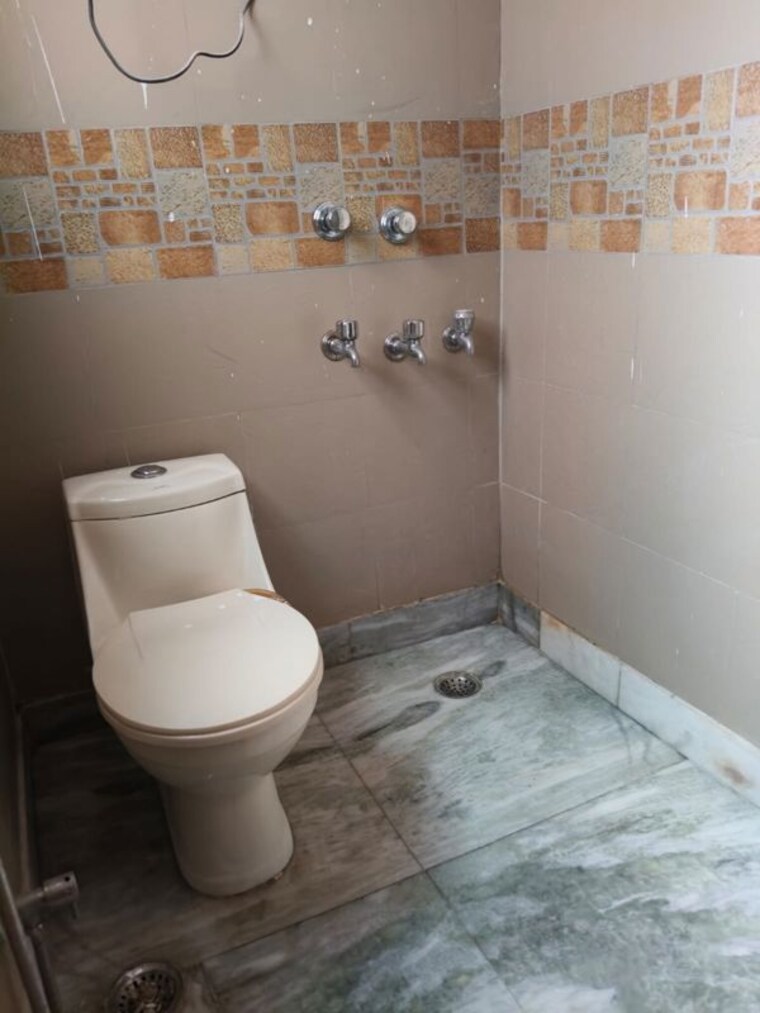 Bathroom, malviya nagar 3 Bedroom 150 Sq.Yd. Builder Floor In Malviya Nagar Delhi 10675537
