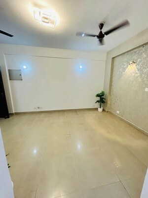 Room in 3 BHK Apartment at Amrapali Verona Heights, Tech Zone 4 Greater Noida – for Rent