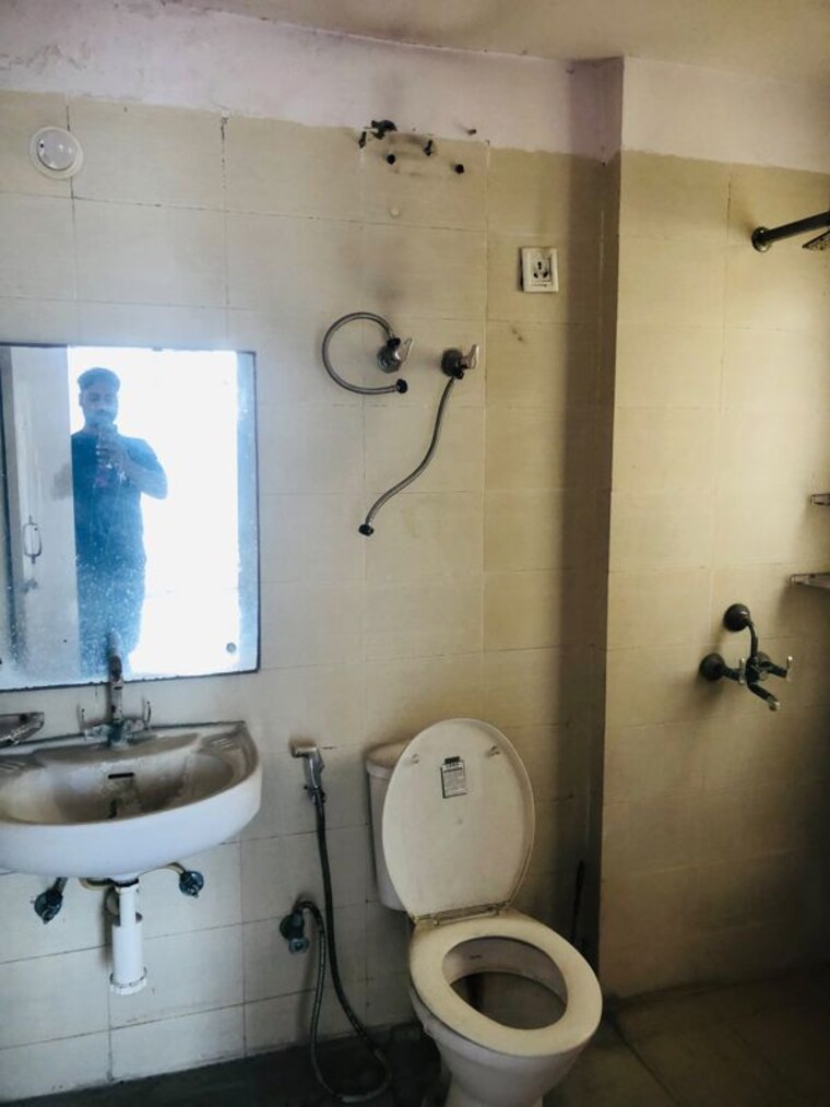 Attached Bathroom, shiv-sai-ozone-park 2 Bedroom 1200 Sq.Ft. Apartment In Sector 86 Faridabad 10675554