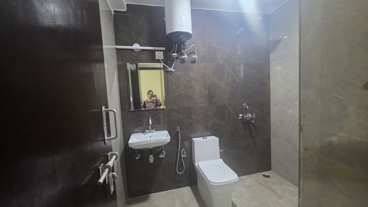 Bathroom, vasant kunj 3 Bedroom 160 Sq.Yd. Apartment In Vasant Kunj Delhi 10675553