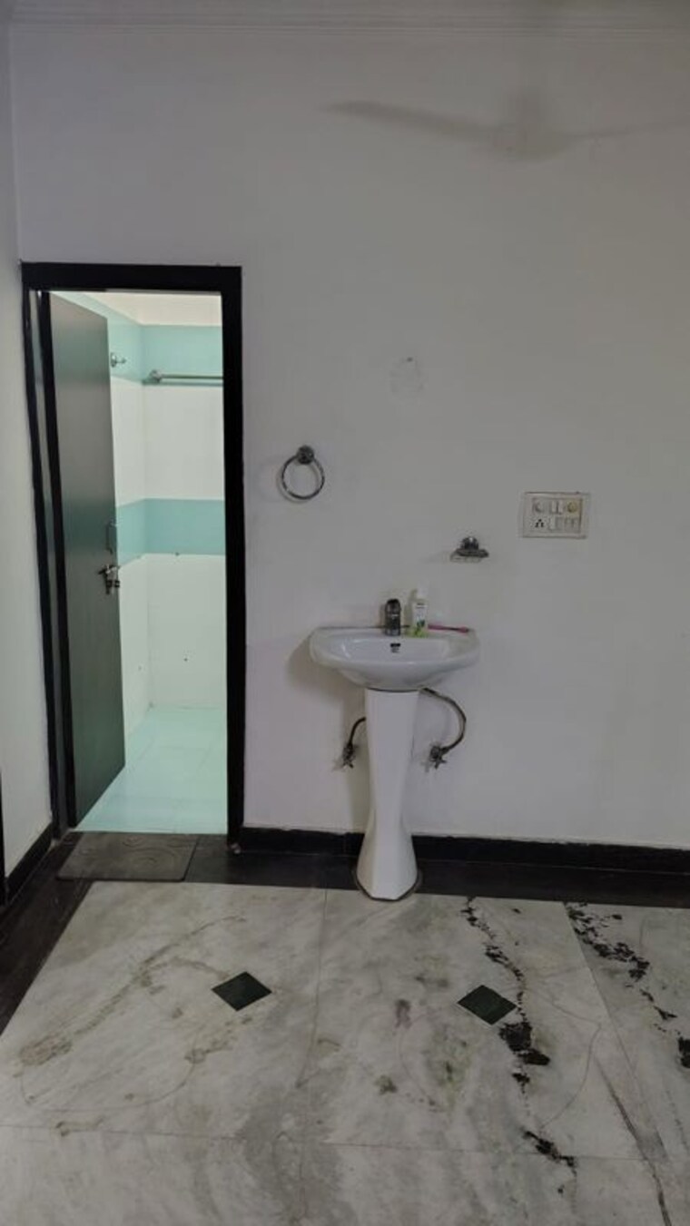Bathroom, sector 47 2 Bedroom 160 Sq.Yd. Builder Floor In Sector 47 Gurgaon 10675593