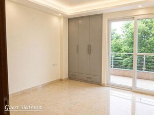 Room in 4 BHK Builder Floor at South City 1 – for Rent