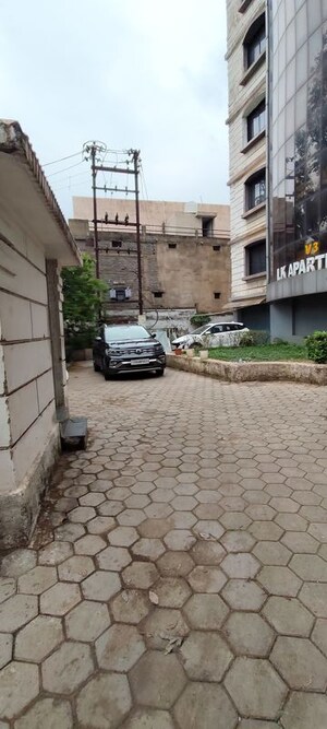 Parking in 4 BHK Apartment at Byron Bazar – for Rent