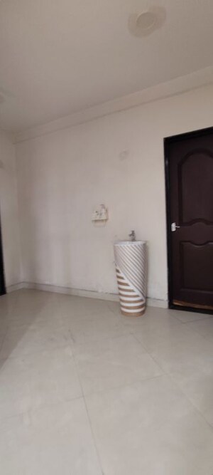 Room in 4 BHK Apartment at Byron Bazar – for Rent